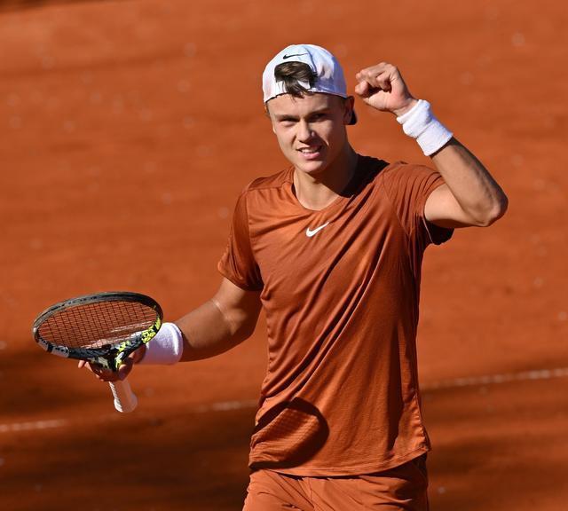 也突显出英 也突显出英